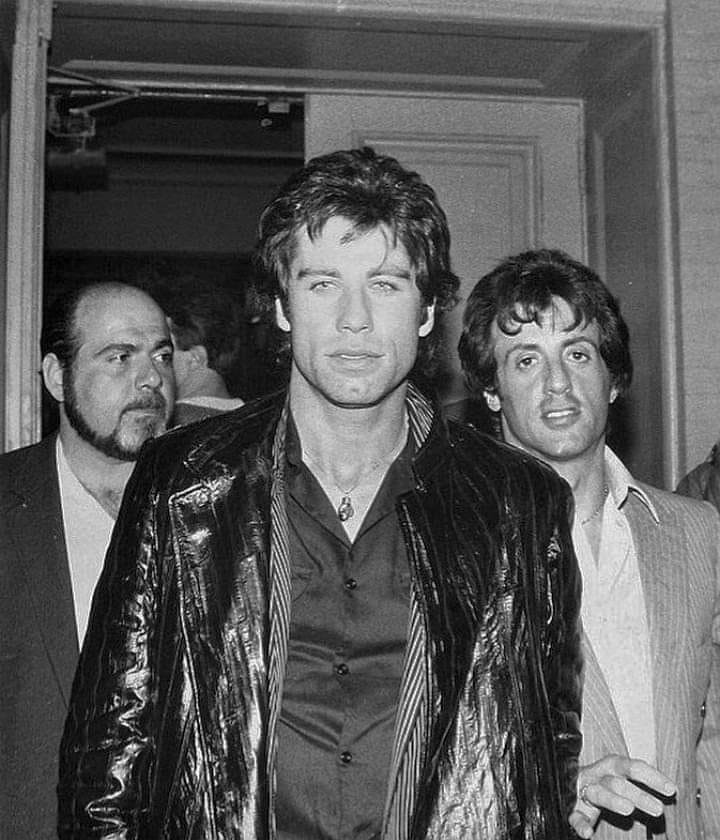 John Travolta e Sylvester Stallone entrano allo Studio 54, la discoteca più esclusiva e trasgressiva di New York. Foto Richard P. Manning Manhattan, 1983