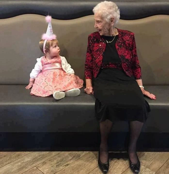 Buon 1° compleanno alla piccola Delaney e alla sua bisnonna Rosalee che ha compiuto 100 anni, condividono lo stesso compleanno a 99 anni di distanza
