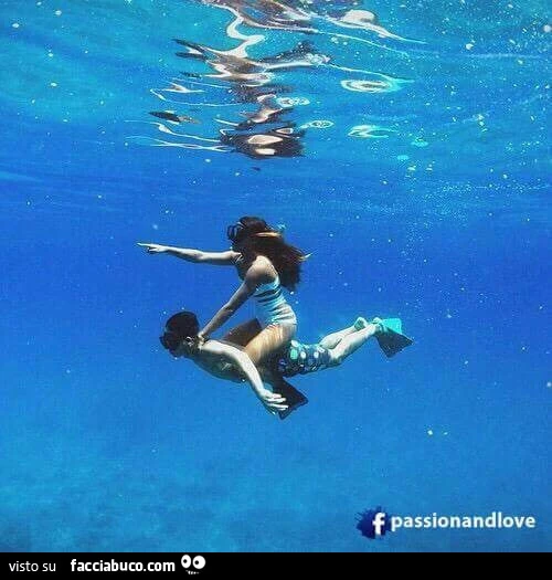 Cavalcando l'amico sott'acqua