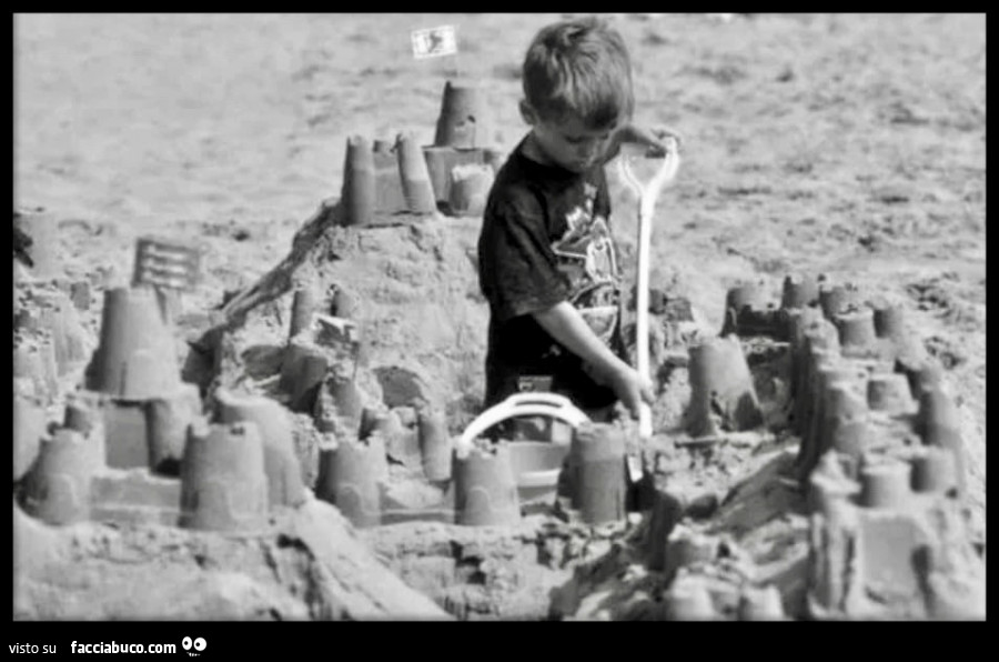 Bambino costruisce mega castello di sabbia
