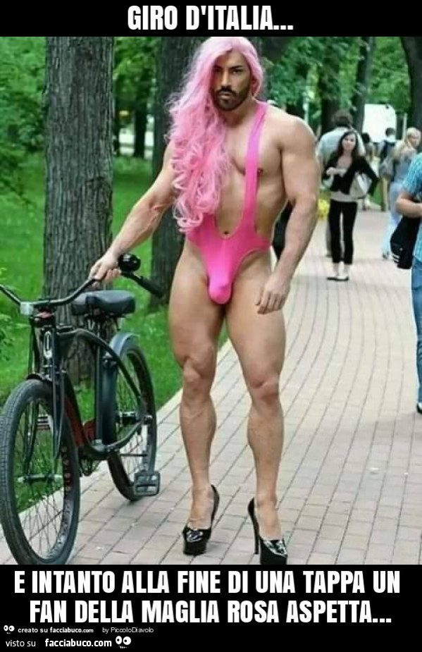 Giro d'italia… e intanto alla fine di una tappa un fan della maglia rosa aspetta