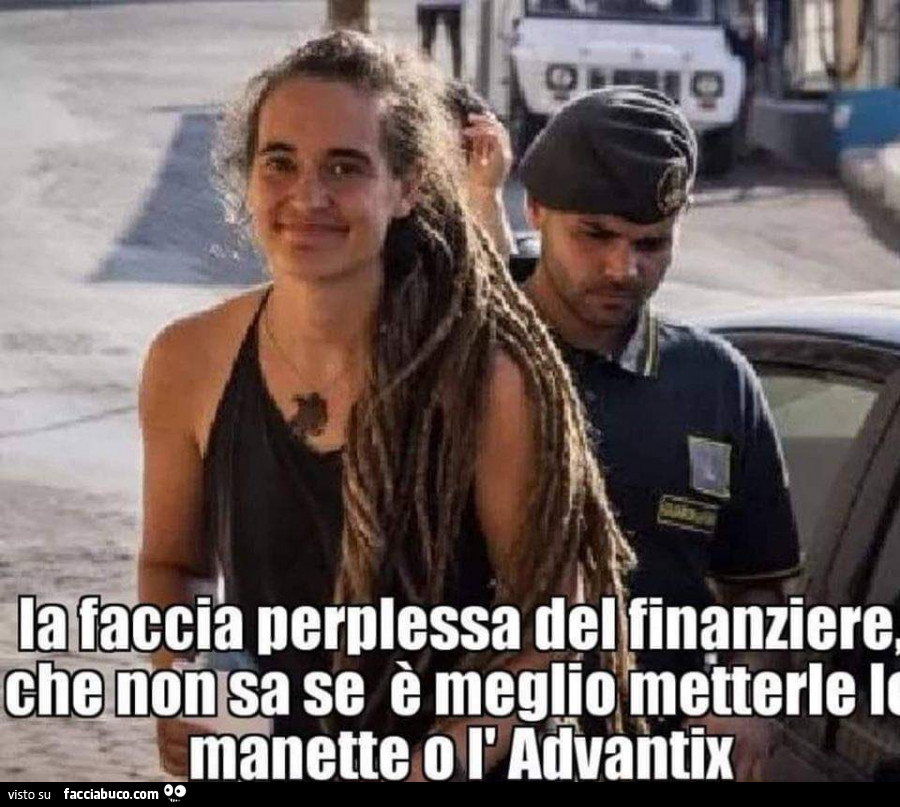 La faccia perplessa del finanziere, che non sa se è meglio metterle le manette o l'advantix