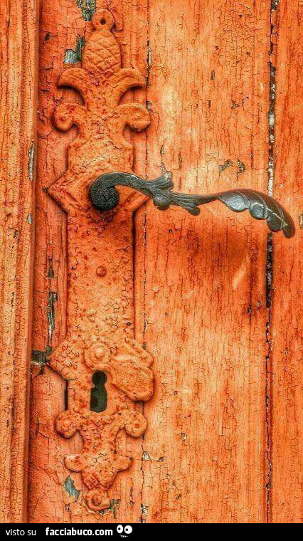 Maniglia su porta antica