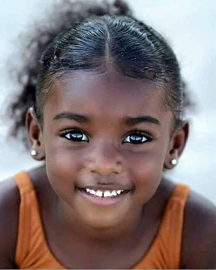 Questa bambina del Ciad (Manjoline) ha vinto il premio dello sguardo più bello in Africa e in Medio Oriente