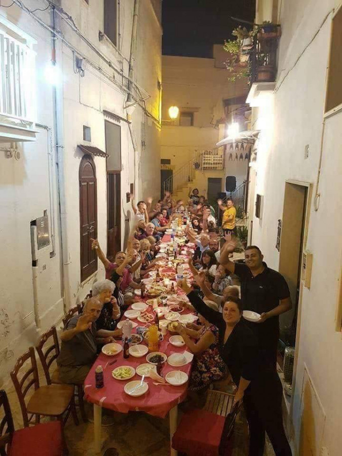 BUONGIORNO C'è ancora gente che non hanno perso le vecchie usanze menomale… In Puglia tra vicini di casa