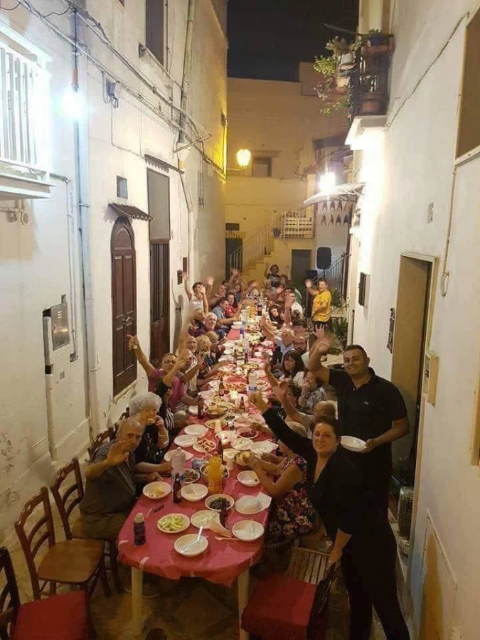 BUONGIORNO C'è ancora gente che non hanno perso le vecchie usanze menomale&hellip; In Puglia tra vicini di casa